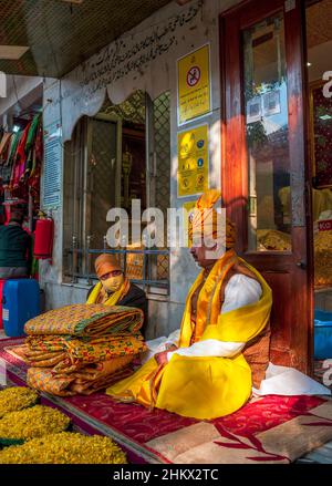 Neu-Delhi, Delhi, Indien. 5th. Februar 2022. Menschen während der Feier von Basant Panchami in Hazrat Nizamuddin Dargah in Delhi, Indien.das Fest wurde am 05. Februar dieses Jahres gefeiert. (Bild: © Mohsin Javed/Pacific Press via ZUMA Press Wire) Stockfoto