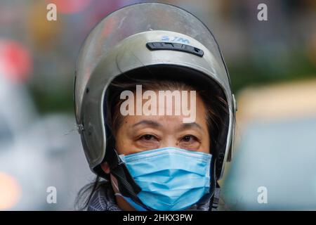 Taipei, Taipei, Taiwan. 6th. Februar 2022. Eine Motorradfahrerin mit Gesichtsmaske in Taipei, inmitten der taiwanesischen CDC Zero-Covid-Politik, Omicron aus den Gemeinden zu eliminieren, nach einem Anstieg der lokalen Fälle. Orte in Asien wie China, Hongkong und Taiwan gehen nach wie vor mit einer Null-Covid-Politik voran, während einige südostasiatische Länder wie Thailand, Singapur und Malaysia die Wiedereröffnung der Grenzen für internationale Reisen geplant haben, wobei die USA und Großbritannien an den Live with Covid-Strategien festhalten. (Bild: © Daniel Ceng Shou-Yi/ZUMA Press Wire) Stockfoto