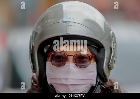 Taipei, Taipei, Taiwan. 6th. Februar 2022. Ein Motorradfahrer mit Gesichtsmaske in Taipei, inmitten der taiwanesischen CDC Zero-Covid-Politik, Omicron aus den Gemeinden zu eliminieren, nach einem Anstieg der lokalen Fälle. Orte in Asien wie China, Hongkong und Taiwan gehen weiterhin mit Zero-Covid-Richtlinien und strengen Virusbeschränkungen voran, während einige südostasiatische Länder wie Thailand, Singapur und Malaysia die Wiedereröffnung der Grenzen für internationale Reisen geplant haben, wobei die USA und Großbritannien an den Live-with-Covid-Strategien festhalten. (Bild: © Daniel Ceng Shou-Yi/ZUMA Press Wire) Stockfoto