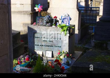 Paris, Frankreich - 01. Januar 2022: Das Grab von Jim Morrison auf dem Friedhof von Pere-Lachaise Stockfoto