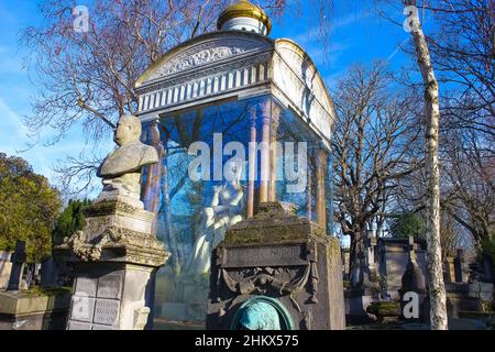 Paris, Frankreich - 01. Januar 2022: Gräber und Krypten auf dem Friedhof Pere Lachaise, dieser Friedhof ist die letzte Ruhestätte für viele berühmte Menschen. Stockfoto