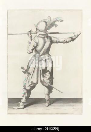 Von Soldier inspirierte Kunst, von hinten gesehen, den Speer mit beiden Händen horizontal auf Nasenhöhe, seine rechte Hand am Fuß der Waffe, sein Gesicht nach links gedreht (nein 29), c. 1600, Ein Soldat, von hinten gesehen, trägt einen Speer (Lanze) mit beiden Händen horizontal an, Classic Works modernisiert von Artotop mit einem Schuss Moderne. Formen, Farbe und Wert, auffällige visuelle Wirkung auf Kunst. Emotionen durch Freiheit von Kunstwerken auf zeitgemäße Weise. Eine zeitlose Botschaft, die eine wild kreative neue Richtung verfolgt. Künstler, die sich dem digitalen Medium zuwenden und die Artotop NFT erschaffen Stockfoto