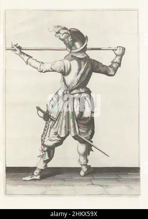 Von Soldier inspirierte Kunst, von hinten gesehen, den Speer mit beiden Händen horizontal in Nasenhöhe, seine rechte Hand am Fuß der Waffe, sein Gesicht nach rechts gedreht (nein 30), c. 1600, Ein Soldat, von hinten gesehen, trägt einen Speer (Lanze) mit beiden Händen horizontal an, Classic Works modernisiert von Artotop mit einem Schuss Moderne. Formen, Farbe und Wert, auffällige visuelle Wirkung auf Kunst. Emotionen durch Freiheit von Kunstwerken auf zeitgemäße Weise. Eine zeitlose Botschaft, die eine wild kreative neue Richtung verfolgt. Künstler, die sich dem digitalen Medium zuwenden und die Artotop NFT erschaffen Stockfoto