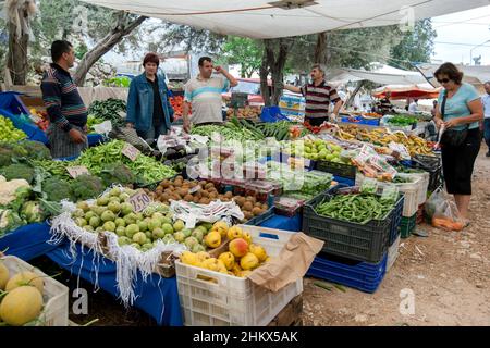 Eine riesige Auswahl an frischem Obst und Gemüse zum Verkauf auf dem Kas Freitagsmarkt. KAS ist ein Dorf, das am Mittelmeer der Türkei liegt. Stockfoto