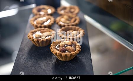 Nahaufnahme von Cookies in Form von Körben mit Nussfüllung. Stockfoto