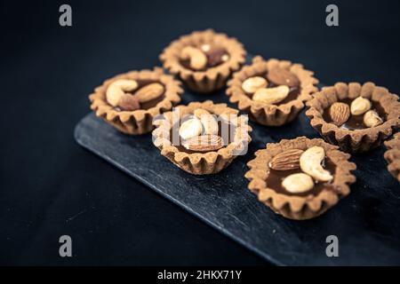 Nahaufnahme von Cookies in Form von Körben mit Nussfüllung. Stockfoto