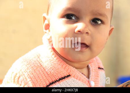 Nettes glückliches indisches Kind. Stockfoto