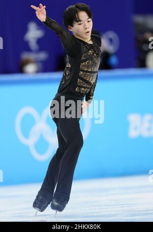 Peking, China. 6th. Februar 2022. Kagiyama Yuma aus Japan tritt beim Eiskunstlauf-Team-Event für Männer im Capital Indoor Stadium in Peking, der Hauptstadt Chinas, am 6. Februar 2022 auf. Quelle: Lan Hongguang/Xinhua/Alamy Live News Stockfoto