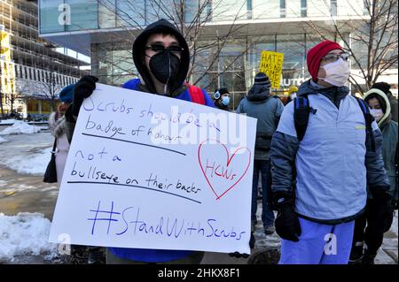 5. Februar 2022. Toronto, Kanada. Der Gegenproteste trägt während des Protestes des Freiheitskonvois in Toronto Schilder zur Unterstützung der Beschäftigten im Gesundheitswesen. Stockfoto