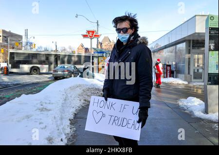 5. Februar 2022. Toronto, Kanada. Der Gegenproteste trägt während des Protestes des Freiheitskonvois in Toronto Schilder zur Unterstützung der Beschäftigten im Gesundheitswesen. Stockfoto