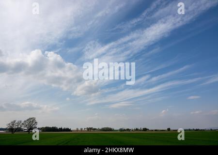Schöne Aufnahme der Landschaft mit den Regenwolken Stockfoto