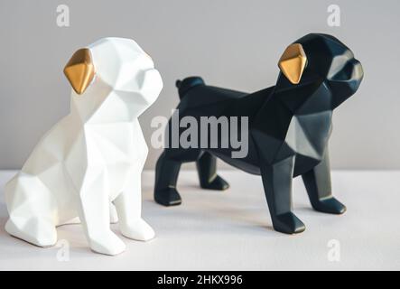 Dekorative Figuren in Form von Hunden aus der Nähe. Stockfoto