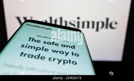 Smartphone mit Webseite des kanadischen Finanzdienstleisters Wealthsimple auf dem Bildschirm vor dem Logo. Konzentrieren Sie sich auf die obere linke Seite des Telefondisplays. Stockfoto
