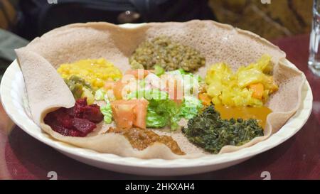 Äthiopische Injera-Wrap-Mahlzeit in Kanada Stockfoto