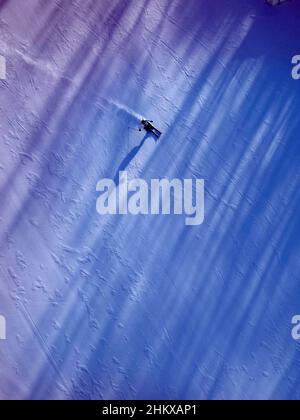 Peking, China. 06th. Februar 2022. Ein Teilnehmer trainiert auf der Riesenslalom-Strecke im Yanqing National Alpine Skiing Center, dem Austragungsort der alpinen Veranstaltungen bei den Olympischen Winterspielen in Peking am 6. Februar 2022. Foto von Rick T. Wilking/UPI Kredit: UPI/Alamy Live News Stockfoto