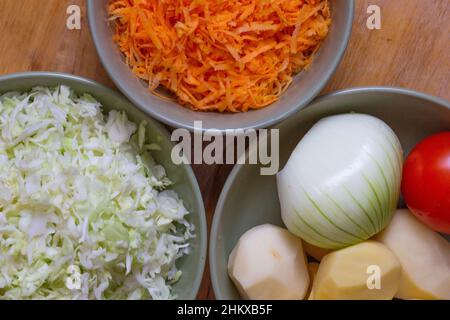 Rohes, gehacktes Gemüse in Schüsseln für die Suppe Stockfoto