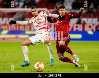 München, Deutschland. 5th. Februar 2022. Lucas Hernandez (R) von Bayern München spielt mit Andre Silva von Leipzig während eines Bundesliga-Spiels zwischen Bayern München und RB Leipzig in München, Deutschland, am 5. Februar 2022. Quelle: Philippe Ruiz/Xinhua/Alamy Live News Stockfoto