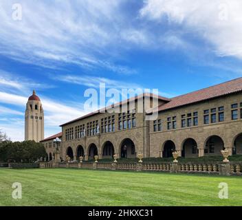Hoover Tower und Lane History Corner Gebäude auf dem wunderschönen Campus der Stanford University unter blauem Himmel - Palo Alto, California, USA - 2022 Stockfoto