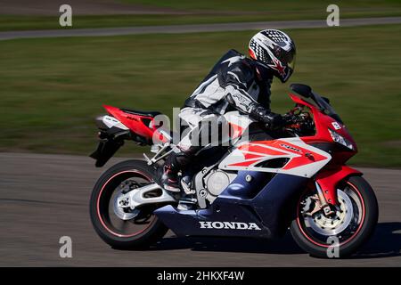 11-05-2021 Riga, Lettland Motorradfahrer auf Sportfahrrädern auf leerer Asphaltstraße. Schwarz rotes Straßenmotorrad. MotoGP-Rennen. Superbikes. Motorräder racin Stockfoto