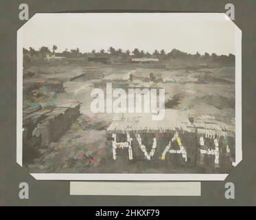 Kunst inspiriert vom Fabrikgebäude Goenoengsari. (Sept 1926.), Ziegelstapel auf der Fabrikbaustelle, September 1926. Teil des Fotoalbums mit Fotos vom Bau der Zuckerfabrik in Goenoengsari auf Ost-Java durch die Händels Vereniging Amsterdam 1926-1927., Oost-, Classic Works modernisiert von Artotop mit einem Schuss Moderne. Formen, Farbe und Wert, auffällige visuelle Wirkung auf Kunst. Emotionen durch Freiheit von Kunstwerken auf zeitgemäße Weise. Eine zeitlose Botschaft, die eine wild kreative neue Richtung verfolgt. Künstler, die sich dem digitalen Medium zuwenden und die Artotop NFT erschaffen Stockfoto