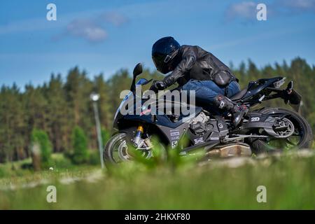 11-05-2021 Riga, Lettland Motorradfahrer bei Sportfahrrädern auf leerer Asphaltstraße. Sportmotorrad. MotoGP-Rennen. Superbikes. Motorradrennen. Motorcycl Stockfoto