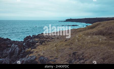 Basaltfelsen und Klippen auf Hellnar in Island an einem bewölkten Tag im Sommer. Majestätische Aussicht über die Klippen auf Island Stockfoto