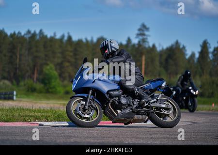 11-05-2021 Riga, Lettland Motorradfahrer bei Sportfahrrädern auf leerer Asphaltstraße. Sportmotorrad. MotoGP-Rennen. Superbikes. Motorradrennen. Motorcycl Stockfoto