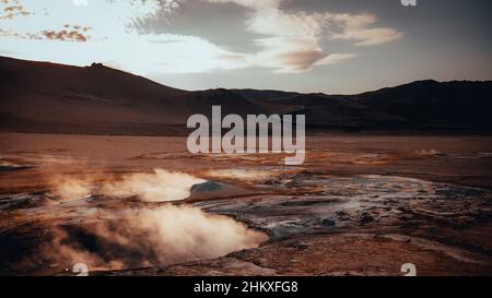 Hverir geothermischer Schlamm entspringt in Island in der Nähe des Sees Myvatn. Blick vom Boden auf Schwefeldämpfe und sprudelnde Schlammseen. Stockfoto