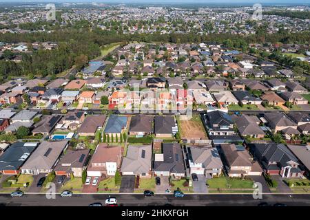 Luftaufnahme von Reihen typischer Häuser, die im Jahr 2010s in einem Vorort von Sydney, Australien, gebaut wurden. Stockfoto