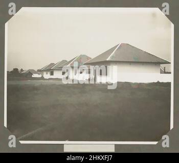 Kunst inspiriert von Housing Park. (Aug 1926.), Bau der Häuser für die europäischen Mitarbeiter der Fabrik, August 1926. Teil des Fotoalbums mit Fotos vom Bau der Zuckerfabrik in Goenoengsari auf Ost-Java durch die Händels Vereniging Amsterdam 1926-1927., Oost-Java, Klassische Werke, die von Artotop mit einem Schuss Moderne modernisiert wurden. Formen, Farbe und Wert, auffällige visuelle Wirkung auf Kunst. Emotionen durch Freiheit von Kunstwerken auf zeitgemäße Weise. Eine zeitlose Botschaft, die eine wild kreative neue Richtung verfolgt. Künstler, die sich dem digitalen Medium zuwenden und die Artotop NFT erschaffen Stockfoto