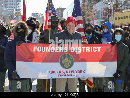 Flushing, New York. 05th. Februar 2022. Flushing, New York, USA, 05. Februar 2022 - Senator Chuck Schumer, der New Yorker Senator und der Mehrheitsführer des Senats nehmen an der Mondneujahresfeier in Flushing, New York, Teil. Kredit: Giada Papini/EuropaNewswire FOTOKREDIT OBLIGATORISCH./dpa/Alamy Live Nachrichten Stockfoto