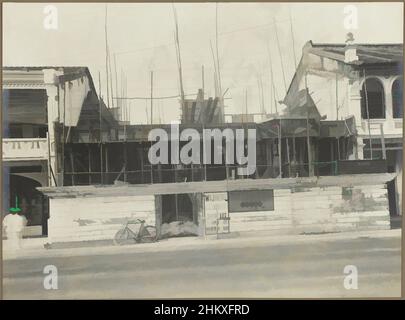 Kunst inspiriert von der Baustelle, der Baustelle eines Gebäudes in einem Block an einer Straße, wahrscheinlich in Medan. Auf dem Zaun steht ein Zeichen des Vollziehers: Firma Bennink Co. Architekten und Bauunternehmer. Foto im Fotoalbum des niederländischen Architektur- und Vertragsunternehmens Bennink and, Classic Works modernisiert von Artotop mit einem Schuss Modernität. Formen, Farbe und Wert, auffällige visuelle Wirkung auf Kunst. Emotionen durch Freiheit von Kunstwerken auf zeitgemäße Weise. Eine zeitlose Botschaft, die eine wild kreative neue Richtung verfolgt. Künstler, die sich dem digitalen Medium zuwenden und die Artotop NFT erschaffen Stockfoto