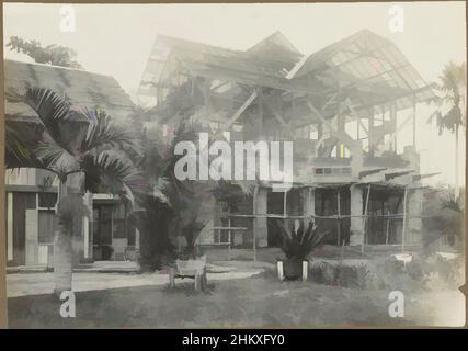 Kunst inspiriert durch große Villa in Simpangampat im Bau, der Bau einer großen Villa in Simpangampat in Nord-Sumatra. Foto im Fotoalbum des niederländischen Architektur- und Bauunternehmens Bennink und Riphagen in Medan in den Jahren ca. 1914-1919., Sumatra, 1914 - 1919, Klassisches Werk, modernisiert von Artotop mit einem Schuss Moderne. Formen, Farbe und Wert, auffällige visuelle Wirkung auf Kunst. Emotionen durch Freiheit von Kunstwerken auf zeitgemäße Weise. Eine zeitlose Botschaft, die eine wild kreative neue Richtung verfolgt. Künstler, die sich dem digitalen Medium zuwenden und die Artotop NFT erschaffen Stockfoto