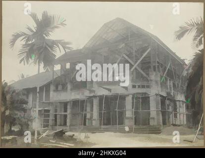 Kunst inspiriert durch große Villa in Simpangampat im Bau, der Bau der großen Villa in Simpangampat in Nord-Sumatra. Foto im Fotoalbum des niederländischen Architektur- und Bauunternehmens Bennink und Riphagen in Medan in den Jahren ca. 1914-1919., Sumatra, 1914 - 1919, Klassisches Werk, modernisiert von Artotop mit einem Schuss Moderne. Formen, Farbe und Wert, auffällige visuelle Wirkung auf Kunst. Emotionen durch Freiheit von Kunstwerken auf zeitgemäße Weise. Eine zeitlose Botschaft, die eine wild kreative neue Richtung verfolgt. Künstler, die sich dem digitalen Medium zuwenden und die Artotop NFT erschaffen Stockfoto