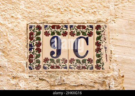 Nahaufnahme Detail der Straße Nummer auf Vintage-Haus in Rhodos Stockfoto