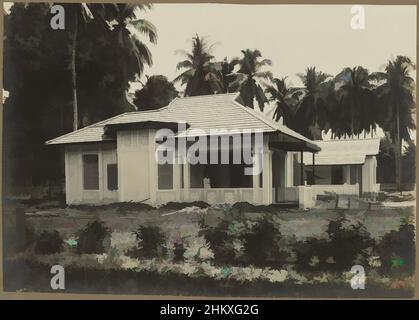 Kunst inspiriert von einigen fertiggestellten Gebäuden in einem Gebäudekomplex, einige fertiggestellte Gebäude auf einer Baustelle mit einer Gruppe von Gebäuden, wahrscheinlich in Medan. Foto im Fotoalbum des niederländischen Architektur- und Bauunternehmens Bennink und Riphagen in Medan in den Jahren ca. 1914-1919, Classic Works modernisiert von Artotop mit einem Schuss Moderne. Formen, Farbe und Wert, auffällige visuelle Wirkung auf Kunst. Emotionen durch Freiheit von Kunstwerken auf zeitgemäße Weise. Eine zeitlose Botschaft, die eine wild kreative neue Richtung verfolgt. Künstler, die sich dem digitalen Medium zuwenden und die Artotop NFT erschaffen Stockfoto