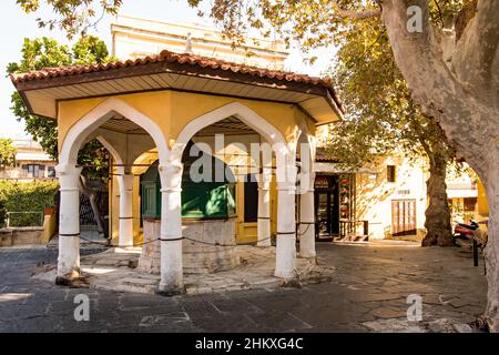 RHODOS, GRIECHENLAND – 21. SEPTEMBER 2020: Waschbrunnen im Innenhof der Ibrahim Pasha Moschee Stockfoto