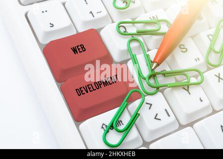 Textunterschrift mit Darstellung der Web-Entwicklung. Business Concept Web Development Bearbeiten und Veröffentlichen Online-News Artikel, Typing Visual Novel Scripts Stockfoto