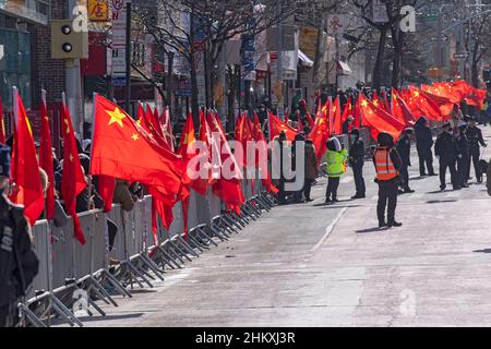 New York, Usa. 05th. Februar 2022. Chinesische Flaggen zieren die Route während der Parade der chinesischen Handelsgesellschaft Flushing zum chinesischen Neujahr in Queens Borough in New York City. Kredit: SOPA Images Limited/Alamy Live Nachrichten Stockfoto