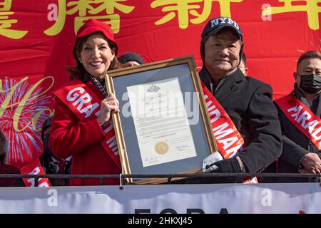 New York, Usa. 05th. Februar 2022. Die New Yorker Gouverneurin Kathy Hochul (L) präsentiert während der Flushing Chinese Business Association Flushing Chinese Lunar New Year Parade im Stadtteil Queens in New York City eine Mondneujahresproklamation. Kredit: SOPA Images Limited/Alamy Live Nachrichten Stockfoto