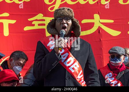 New York, Usa. 05th. Februar 2022. Präsident Donovan Richards spricht während der Flushing Chinese Business Association Flushing Chinese Lunar New Year Parade in Queens Borough of New York City. Kredit: SOPA Images Limited/Alamy Live Nachrichten Stockfoto