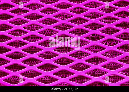 Pink Purple Metallgitter Raute Raute Nahaufnahme, unter einem feinen Metallgitter Stockfoto