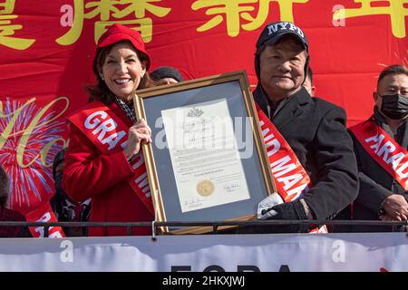 New York, Usa. 05th. Februar 2022. Die New Yorker Gouverneurin Kathy Hochul (L) präsentiert während der Flushing Chinese Business Association Flushing Chinese Lunar New Year Parade im Stadtteil Queens in New York City eine Mondneujahresproklamation. (Foto von Ron Adar/SOPA Images/Sipa USA) Quelle: SIPA USA/Alamy Live News Stockfoto