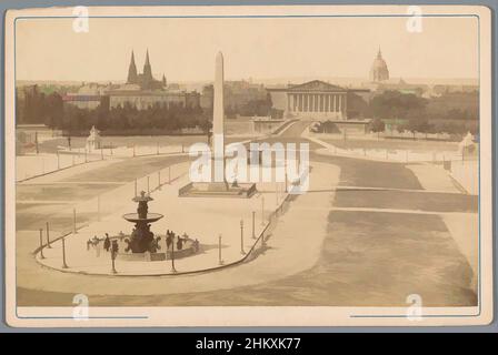 Kunst inspiriert von Blick auf den Place de la Concorde in Paris, Paris, c. 1870 - c. 1890, Papier, Albumendruck, Klassisches Werk, modernisiert von Artotop mit einem Schuss Moderne. Formen, Farbe und Wert, auffällige visuelle Wirkung auf Kunst. Emotionen durch Freiheit von Kunstwerken auf zeitgemäße Weise. Eine zeitlose Botschaft, die eine wild kreative neue Richtung verfolgt. Künstler, die sich dem digitalen Medium zuwenden und die Artotop NFT erschaffen Stockfoto