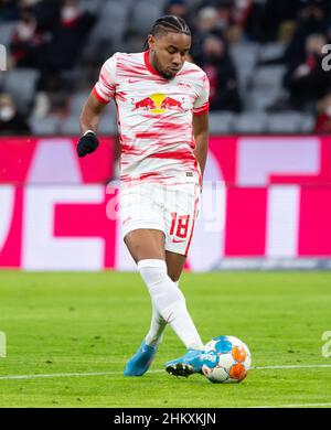 München, Deutschland. 05th. Februar 2022. Fußball: Bundesliga, Bayern München - RB Leipzig, Matchday 21 in der Allianz Arena. Christopher Nkunku aus Leipzig spielt den Ball. Kredit: Sven Hoppe/dpa - WICHTIGER HINWEIS: Gemäß den Anforderungen der DFL Deutsche Fußball Liga und des DFB Deutscher Fußball-Bund ist es untersagt, im Stadion und/oder vom Spiel aufgenommene Fotos in Form von Sequenzbildern und/oder videoähnlichen Fotoserien zu verwenden oder zu verwenden./dpa/Alamy Live News Stockfoto