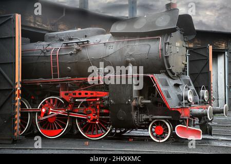Nahaufnahme einer alten Lokomotive unter einem düsteren Himmel Stockfoto