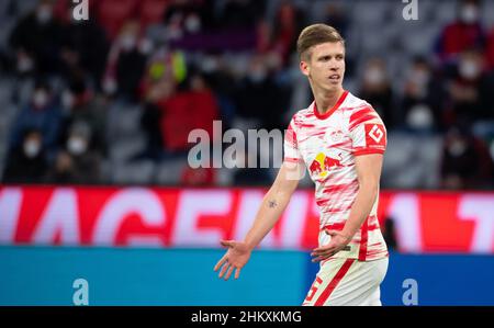 München, Deutschland. 05th. Februar 2022. Fußball: Bundesliga, Bayern München - RB Leipzig, Matchday 21 in der Allianz Arena. Dani Olmo aus Leipzig in Aktion. Kredit: Sven Hoppe/dpa - WICHTIGER HINWEIS: Gemäß den Anforderungen der DFL Deutsche Fußball Liga und des DFB Deutscher Fußball-Bund ist es untersagt, im Stadion und/oder vom Spiel aufgenommene Fotos in Form von Sequenzbildern und/oder videoähnlichen Fotoserien zu verwenden oder zu verwenden./dpa/Alamy Live News Stockfoto