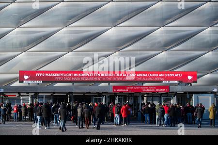 München, Deutschland. 05th. Februar 2022. Fußball: Bundesliga, Bayern München - RB Leipzig, Matchday 21 in der Allianz Arena. Fans kommen vor dem Spiel in die Arena. Kredit: Sven Hoppe/dpa - WICHTIGER HINWEIS: Gemäß den Anforderungen der DFL Deutsche Fußball Liga und des DFB Deutscher Fußball-Bund ist es untersagt, im Stadion und/oder vom Spiel aufgenommene Fotos in Form von Sequenzbildern und/oder videoähnlichen Fotoserien zu verwenden oder zu verwenden./dpa/Alamy Live News Stockfoto