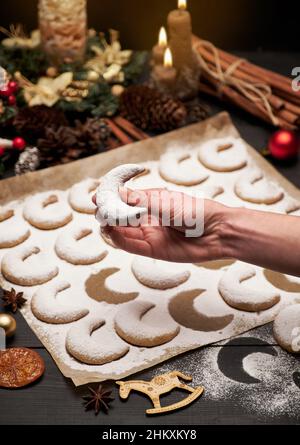 Traditionelle deutsche oder österreichische Vanillekipferl Vanille kipferl Kekse auf Holztisch Stockfoto