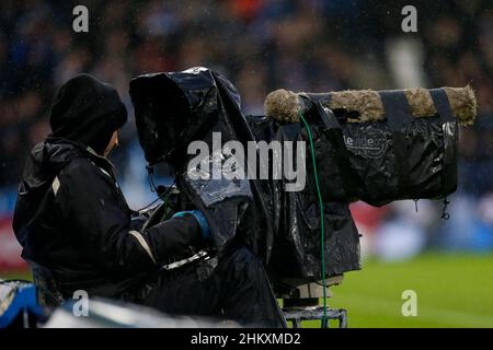 Huddersfield, Großbritannien. 05th. Februar 2022. TV-Kameras Film das Spiel Kredit: Nachrichtenbilder /Alamy Live Nachrichten Stockfoto